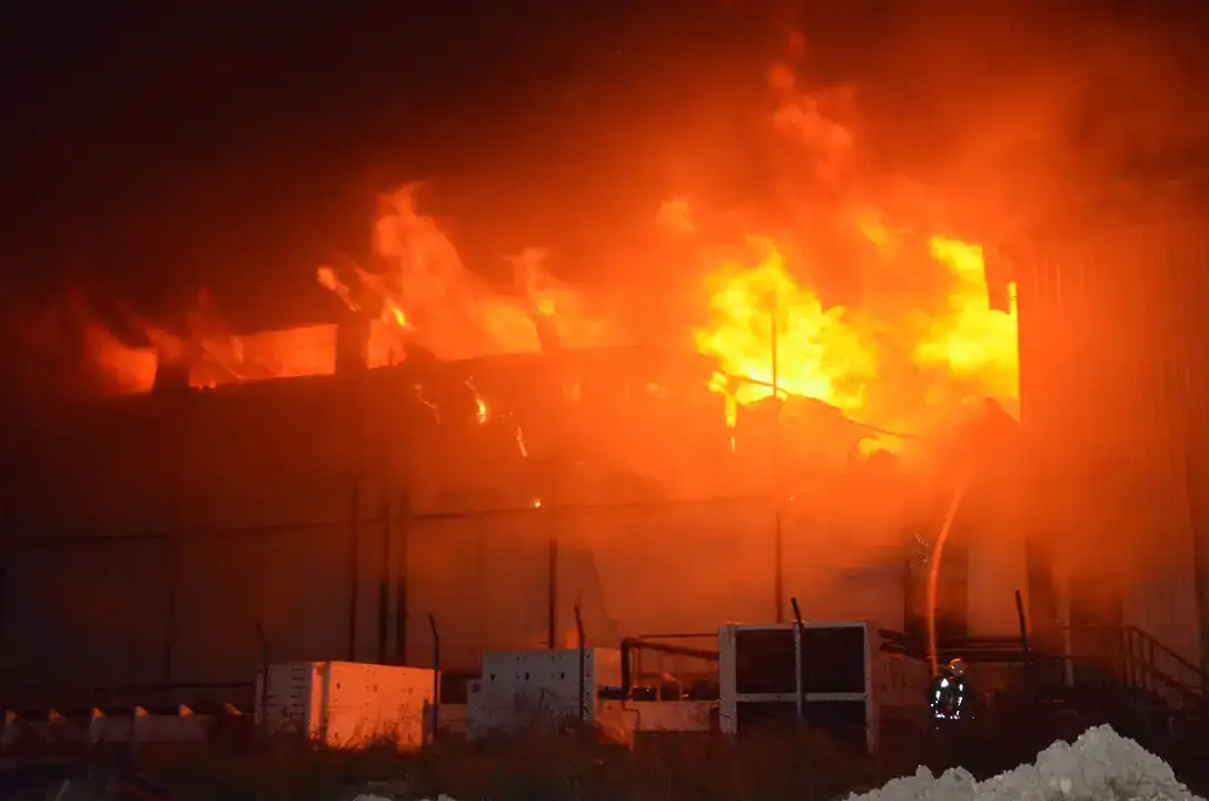 Serik’te Geceyi Alevler Sardı! Soğuk Hava Deposu Yandı 5